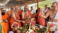 H.H. Swamiji and Narayana Giri Ji Maharaj offering flowers at the Kalashas with the Pradhan Yajamana